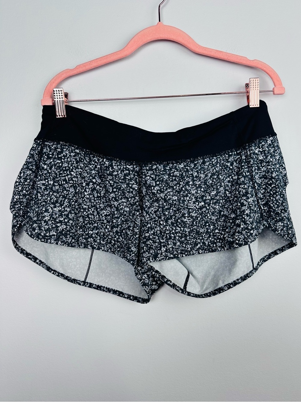 Lululemon Speed Up Low-Rise Short 2.5"
Venture Floral Alpine Size 8